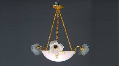 Deckenlampe, Frankreich, um 1900, Alabasterschale mittig, drei mattierte Rosenschirmchen umlaufend, intakt jedoch ungeprüft, 4 Brennstellen, ...