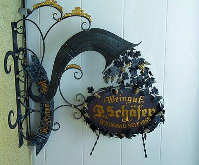 Ausleger, deutsch/süddeutsch, um 1950-55, Eisen bzw. Kupfer geschmiedet, sehr reich, Aussparungen für Namensschild, urspr. Aushängeschild für ...