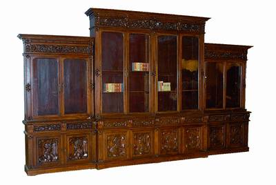 Großer Bücherschrank, flämisch, um 1900, Eiche, Oberteil 8-türig verglast, diese teils ohne Schaniere, Unterteil 8-türig, 8 Schubladen, reich ...