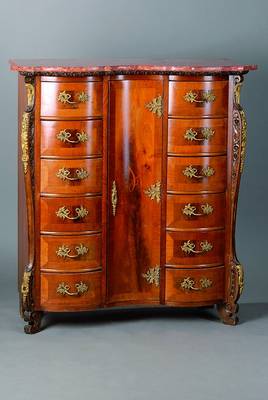 Kommode, wohl Dresden, um 1910, Rokokostil, Besitzermonogramm wohl "GM", Front geschweift,12-schübig, eine Tür, ohne Schlüssel, reich ...