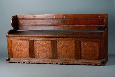 Truhenbank, wohl hessisch, um 1820/30, z.T. aus älteren Teilen zusammengesetzt, urspr. Truhe, Eiche, Front reich geschnitzt, Zarge geschweift, ...