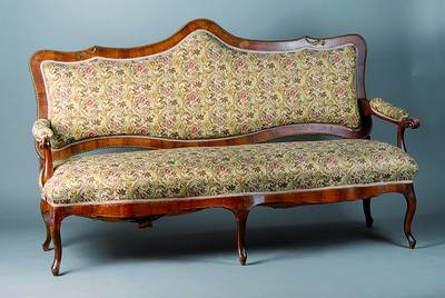 Sofa, Frankreich, um 1890/1900, Nußbaum, allseitig geschweift, goldfarbene verzierte Umrandung, Armlehnen in Voluten auslaufend, Polsterung und ...