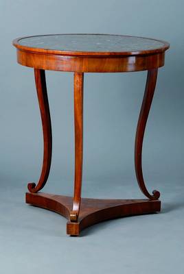 Runder Beistelltisch, Frankreich, um 1820, Nußbaum, Marmorplatte, schwundrissig, Beine geschweift, in Voluten auslaufend, alt belassen, st. ...