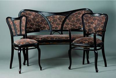 Sitzgruppe, Thonet 2, best. aus Sitzbank, 2 Armlehnstühle u. 4 Stühlen, schwarz gefasst, Beine geschweift, Polsterung und Bezug sek., teilrest. ...