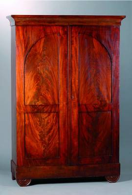 Biedermeierschrank, deutsch, um 1820/30, Mahagoni, 2-türig, front kassettiert, schönes Furnierbild, st, Gebr.-Sp., Schloss defekt, ca. 180x120x50 cm