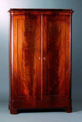 Biedermeierschrank, norddeutsch, um 1840, Mahagonifurnier, Korpus Eiche/WH, Sockelschublade, 2-türig, elegante Kopfleiste,5 Einlegebretter, nicht ...