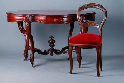 Tisch, Louis-Philippe, um 1850/60, Mahagoni/Nußbaum, dazu 3 Stühle, allseitig geschweift und gerieft, sparsame Volutenschnitzerei, Tisch auf Rolle, ...