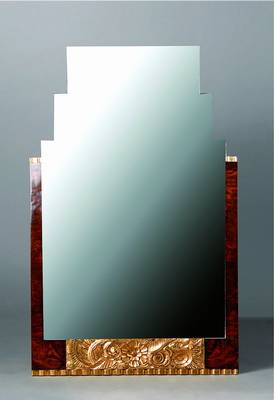 Spiegel, Art-Deco, um 1930, Rahmen Wurzelnußfurnier, reiche goldfarbene Schnitzereien, st. Gebr.-Sp., ca. 92x58 cm