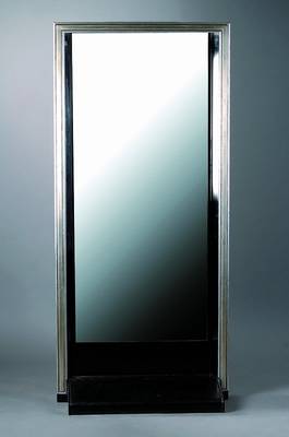 Standspiegel, Frankreich, um 1935, schwarz und silberfarben gefasst, Unterteil in Schlangenlederoptik, Rahmen gerieft, st. Gebr.-Sp., ca. 175x80x35 cm