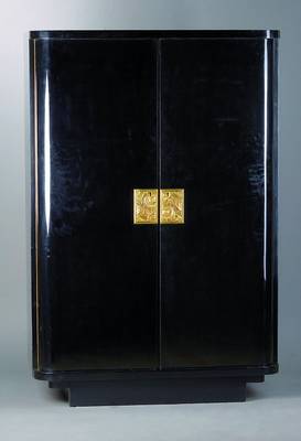 Schrank, Frankreich, um 1935, 2-türig, schwarze Fassung später, reich verzierte gold farbene Beschl., abgerundete Ecken, st. Gebr.-Sp., ca. ...