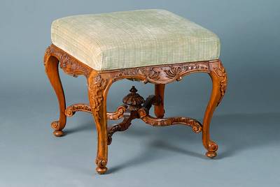 Hocker, deutsch, um 1920, Nußbaum, allseitiggeschweift, reiche Akanthusblattschnitzerei, Beine in Voluten auslaufend, Bezug sek., Gebr.-Sp., ca. ...