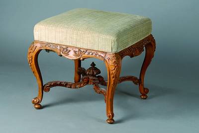 Hocker, deutsch, um 1920, Nußbaum, allseitiggeschweift, reiche Akanthusblattschnitzerei, Beine in Voluten auslaufend, Bezug sek., Gebr.-Sp., ca. ...