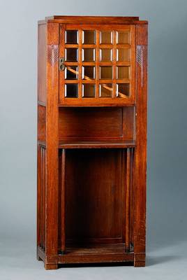 Kleine Vitrine, deutsch, um 1910, Eiche, sparsame Schnitzereien, Oberteil facett. verglast, 1 Tür, st. Gebr.-Sp., Unterteil verstrebt, l. ...