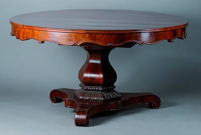 Großer runder Tisch, norddeutsch, um 1825, Mahagonifurnier, vielfach gespiegelt verlegt, geschnitzt, Balustersäule, Restauration empf.,alt ...