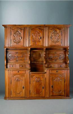 Aufsatzschrank, wohl Bern, um 1720, Nußbaum massiv, Oberteil 3-türig, Unterteil 3-türig, 6Schubladen, 6 Ablegefächer, Inlets mit floraler und ...