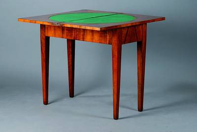 Spieltisch, Biedermeier, um 1820/30, Nußbaum, restauriert, Platte aufklappbar und drehbar,Innenseite m. grünem Filzbelag, l. schwundrissig, l. ...