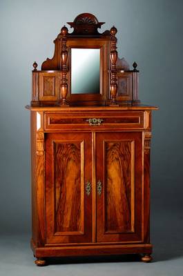 Vertiko, deutsch, um 1880/90, Gründerzeit, Wurzelfurnier, 2-türig, 1 Schublade, Oberteil m. facett. Spiegel, freistehende Balustersäulen, st. ...