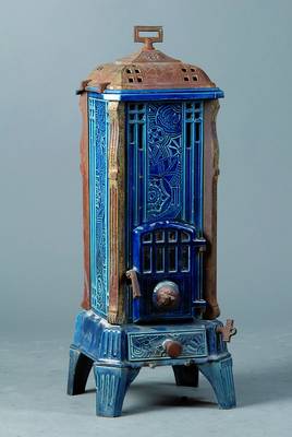 Ofen, Frankreich, um 1925, Art-Deco, emailliert, urspr. verchromt, Eisen korrodiert, Verzierung im typ. Art-Decostil m. Jugendstileinfluss, st. ...
