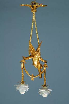 Deckenlampe, Frankreich, um 1900, mit vollplastischer Puttofigur, 2 Brennstellen mit mattierten Rosenschirmen, Elektr. nicht geprüft, H.ca.70cm