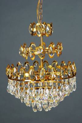 Deckenlüster, deutsch, um 1940, Messingkorpus, mit facettierten Kristallbehang, drei Brennstellen, H. ca. 53 cm, D. ca. 36 cm, dekorativ