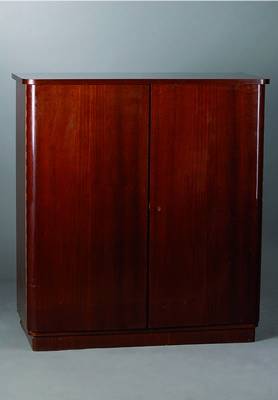 Sog. Herrenschrank, deutsch, 1930er Jahre, Mahagonifurnier, innen mit zwei englischen Zügen, 3 Einlegebretter, abgerundete Ecken, Platte mit st. ...