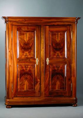 Dielenschrank, wohl Neustadt, um 1820/30, Nußbaum, symetrisches Füllungsbild, 2-türig, Ahornfadenintarsien, Front und Seiten kassettiert, ...