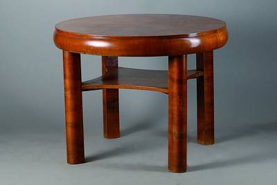 Runder Tisch, deutsch, um 1925/30, kaukasisch Nußbaum, vielfach gespiegelt verlegt, 1 Ablegefach, Furniersch., st. Gebr.-Sp., H. 80 cm, D. 100 cm