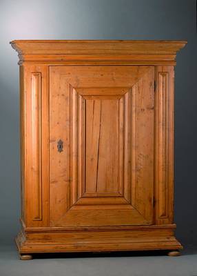Eintüriger Schrank, deutsch, um 1830, Weichholz, Tür kassettiert, aufgesetzte Lisenen später, Kopf vielfach getreppt, Kugelfüße, st. ...