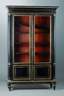 2-türige Vitrine, Frankreich, um 1880, schwarz poliert, 2-türig, teilverglast, Kopf vielfach getreppt, reiche Messingeinlagen, teils fehlend, lose ...