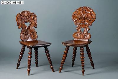 Stuhl, deutsch, um 1880/90, Nußbaum massiv, reich geschnitzt in Form v. Akanthusblättern und Muscheln, Beine reich gedrechselt, teilrest., ...