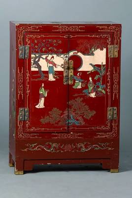 Chinesisches Schränkchen, 1. Hälfte 20. Jh.,rotgrundig, Lackmalerei, reiche Flachschnitzereien, 2-türig, ohne Verschluß, st. Gebr.-Sp, l. besch., ...