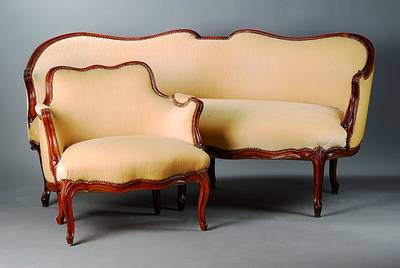 Salonsitzgruppe, deutsch, um 1840, Gestell Nußbaum, best. aus Sofa und 2 Armlehnsesseln, allseitig geschweift, sparsame Volutenschnitzerei, ...
