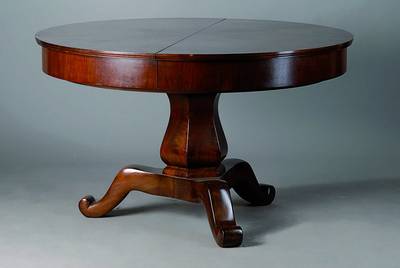 Runder Ausziehtisch, deutsch, um 1880/90, Nußbaum auf Eiche, 5 Einlegebretter, Balusterschaft, 3 Auslegerbeine, Füße m. Volutenabschlüssen, ...