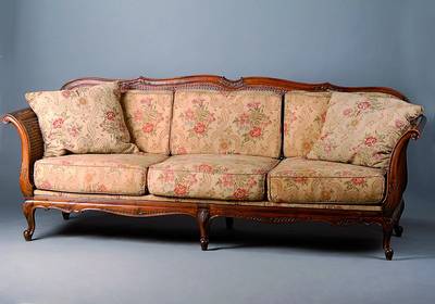 Liegesofa, deutsch, um 1930/35, Nußbaum, Rücken und Seiten m. Gefelcht, allseitig geschweift, Voluten und Akanthusblattschnitzerei, abnehmbare ...