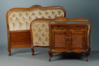 Konvolut aus 2 Betten ud 1 Nachtschränkchen, deutsch, um 1910, Nußbaum, allseitig geschweift, Bettenfront und Rückenteil gepolstert, geheftet und ...