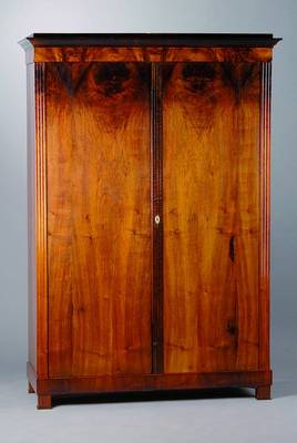 Biedermeierschrank, Wien, 1830, Nußbaum, Inneneinteilung 1 Kleiderstange, komplett zerlegbar, Lisenen gerieft, seitl. rissig, rest., Gebr.-Sp., ca. ...