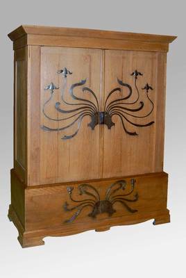 Schrank, deutsch, um 1900/1910, Eiche Besitzermonogramm Fürst Wiedeking, 2-türig, reiche Eisenebeschläge im Jugendstil, Front st. schwundrissig, ...