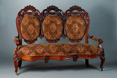 Sofa, wohl Osteuropa, um 1860, Palisander, reich geschnitzt in Form v. Blättern, Blüten und Knospen, Armlehnen in Voluten auslaufend, auf Rollen, ...