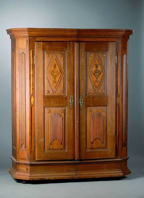Schrank, Franken, um 1800, Louis-Seize, Eiche massiv, sog. Spaltschrank, 2-türig, aufges. Kassetten m. Brandintarsien, abgeflachte Eckenm. ...