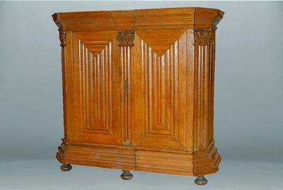 Frankfurter Wellenschrank, um 1710, Eiche, 2-türig, Front m. reichen Wellenformen, Seiten kassettiert, abgeflachte Ecken, Lisenen m. korinthischen ...