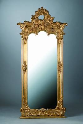 Spiegel, wohl Osteuropa, um 1860, WH, goldfarben gefasst, Glanz und Mattgold, orig. Glas, reiche Schnitzerieren in Form von Akanthusblättern und ...