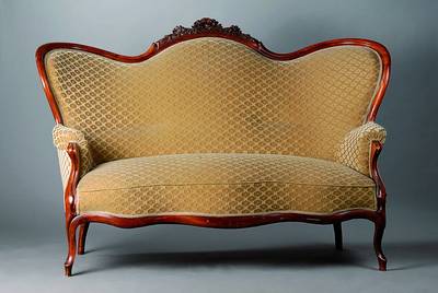 Sofa, deutsch, um 1835/40, Nußbaum, allseitig geschweift, Rücken mit reicher Blüten und Knospenschnitzerei, st. Gebr.-Sp., ca. 120x175x90 cm, Sh. ...