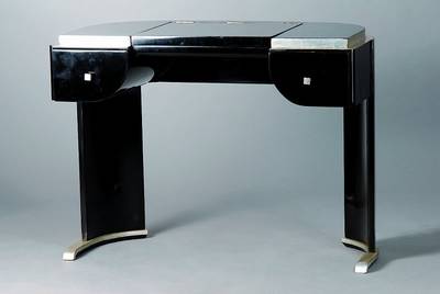Damenschreibtisch, deutsch, um 1925/30, Art- Deko, schwarz gefasst, Zierteile silberfarben, Fassung sek. bzw. erneuert., 2 Schubladen, mittig ...