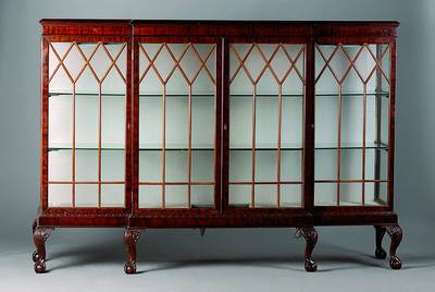 Sammlervitrine, wohl deutsch, um 1900/10, Mahagoni, 4-türig, verglast und versprosst, Beine geschweift, Glaseinlegeböden, Tatzenfüße, Kopf ...