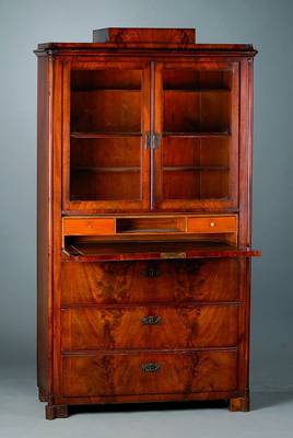 Mehrzweckschrank, mitteldeutsch, um 1850/60, Pyramidenmahagoni, 3-schübig, 1 Schublade m. ausziehbarem Schreibteil, Platte erneuert, Oberteil ...
