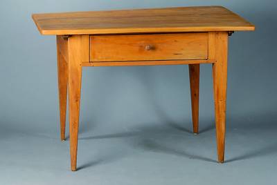 Tisch, süddeutsch, um 1820/30, Biedermeier, Obstholz, 1 Schublade, einfache Form, Reste alten Wurmbefalls, schwundrissig, st. Gebr.-Sp., ca. ...