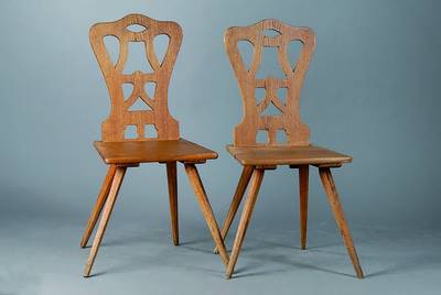 4 Jugendstil Brettstühle, um 1900, Eiche, Rücken in Durchbrucharbeit, schwundrissig, teils besch., Überholung empf., st. Gebr.-Sp., 2+2 Stühle, ...