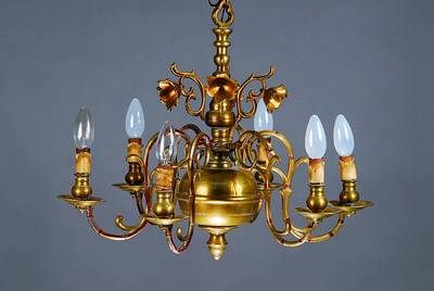 Deckenlampe, Niederlande, um 1830/40, Gelbguss, 6 Brennstellen, 6 Löscher in Form von Blüten, Arme doppelt geschweift, sekundäre Elektr., ...