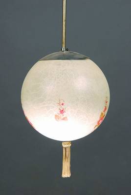 Hängelampe, Frankfurt/Bauhausstil, um 1925, Milchglas, bunt bemalt, verchromt, Fkt. nicht geprüft, H. 35 cm, D. 25 cm