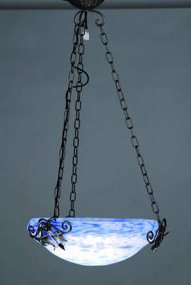 Deckenlampe, Daum Nancy, 1920er J., Glasschirm mit blauen Einpuderungen, sign., Montur schmiedeeisen, H.ca.55cm, D.ca.37cm, 1 Brennstelle, Elektr. ...